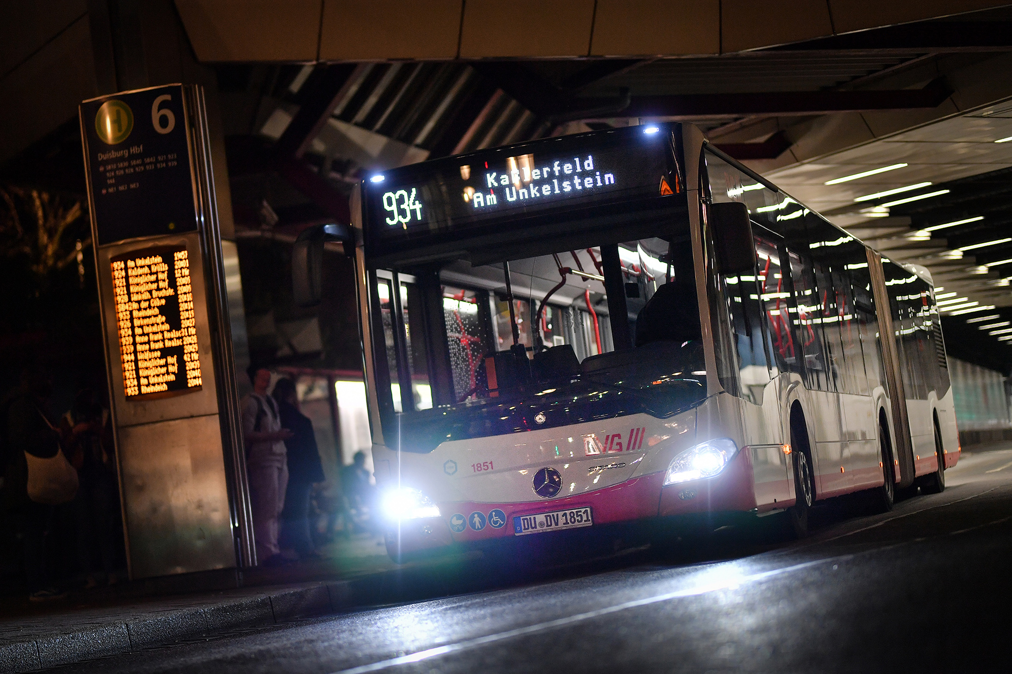DVG-Bus am Hauptbahnhof Duisburg bei Nacht mit digitaler Linienanzeige
