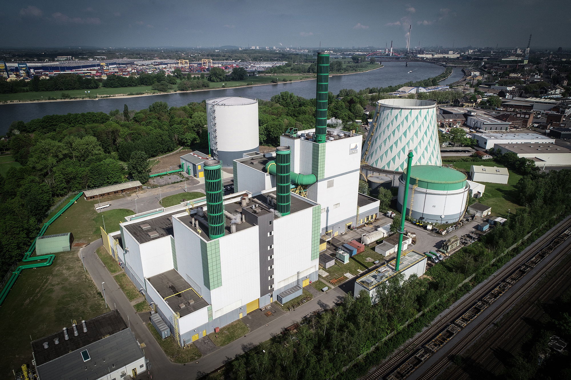 Luftaufnahme des HKW III in Duisburg mit Rhein und Industrieumfeld