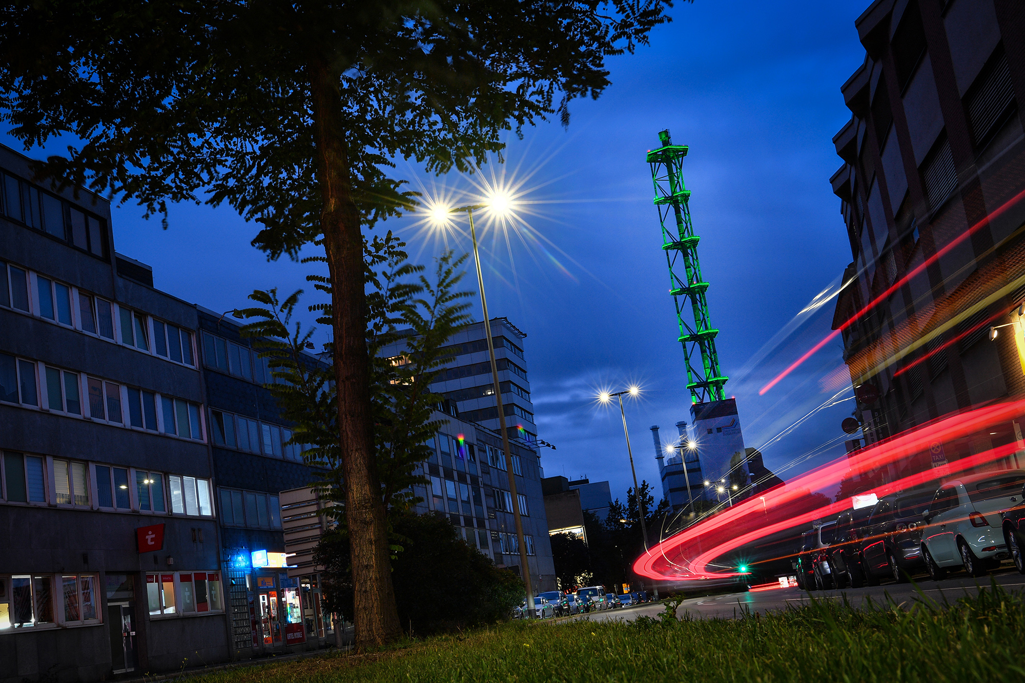 Abendblick auf Stadtwerketurm mit Lichtspuren des Verkehrs in Duisburg