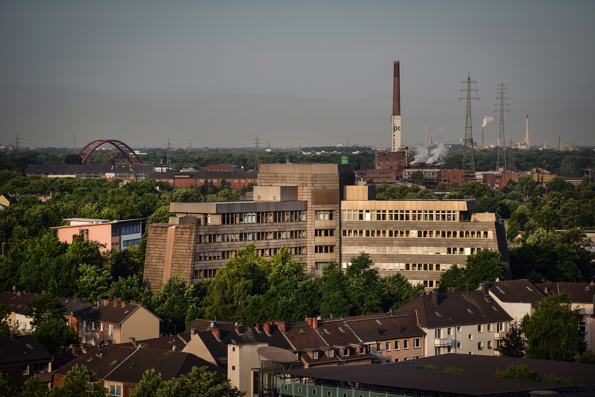 Panorama der DVV-Zentrale in Duisburg mit Schornstein und Stadtkulisse
