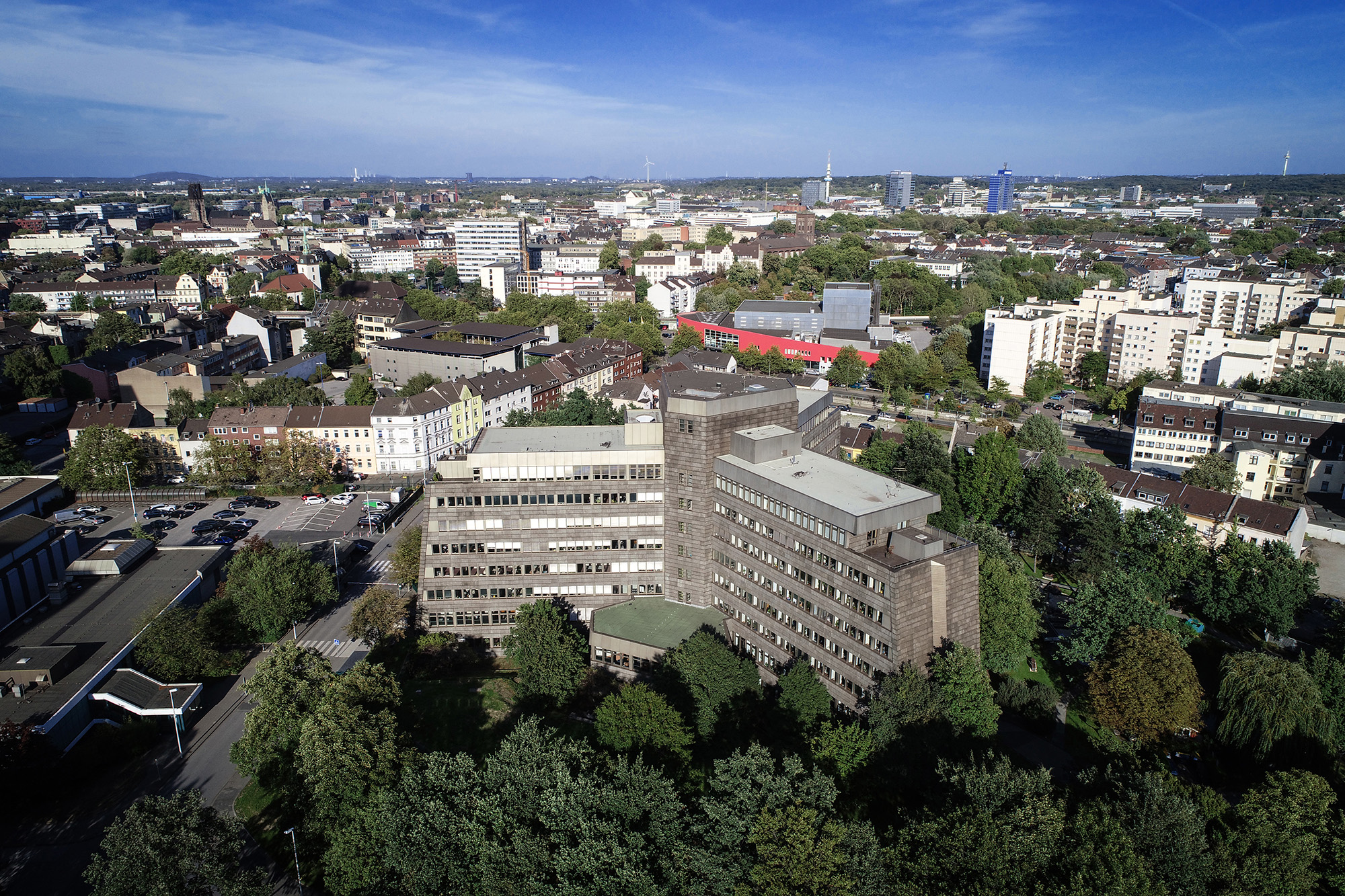 Luftaufnahme der DVV-Zentrale in Duisburg mit Bäumen und Wohnbebauung